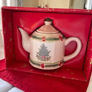 Pfaltzgraff Christmas Heritage Sculpted Teapot